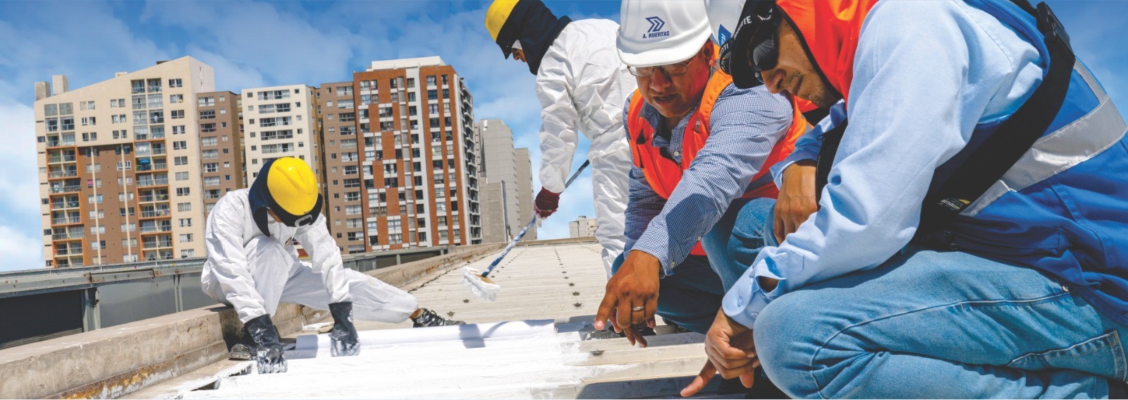 Especialistas trabajando en obra